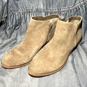 EUC ALEX MARIE ANKLE BOOTS SZ 8 taupe/beige